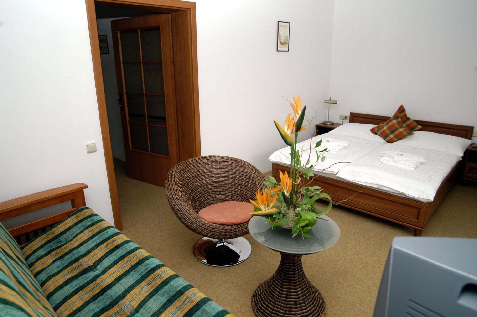 Hotel Loucky Litvínov Esterno foto